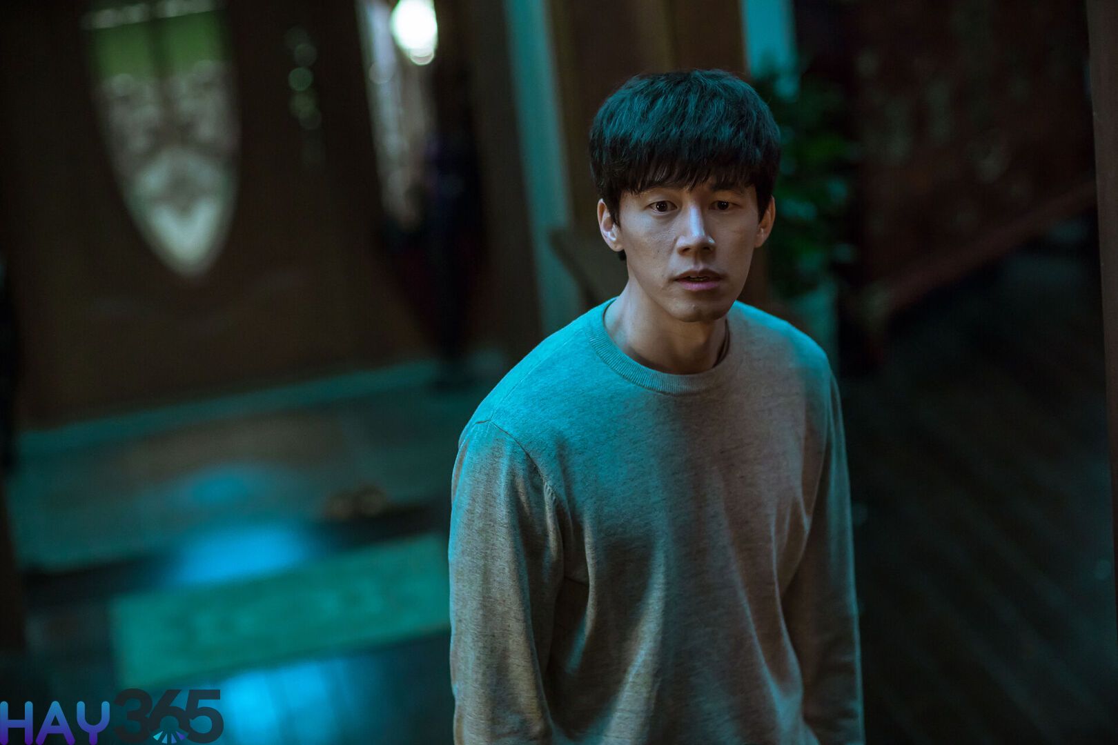 Seo Jin là người anh trai đơn độc, hoài nghi, ám ảnh vì vụ em gái mất tích 25 năm trước