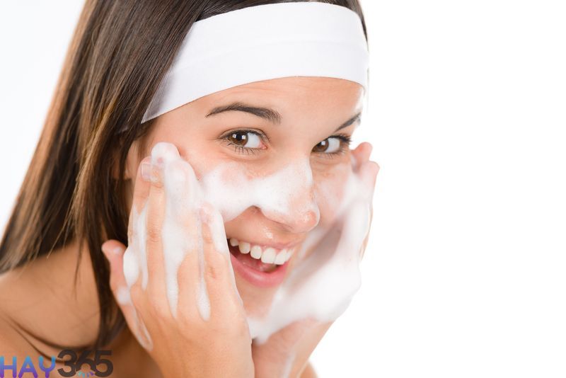 Làm sạch da mặt đúng cách cải thiện mụn ẩn đáng kể