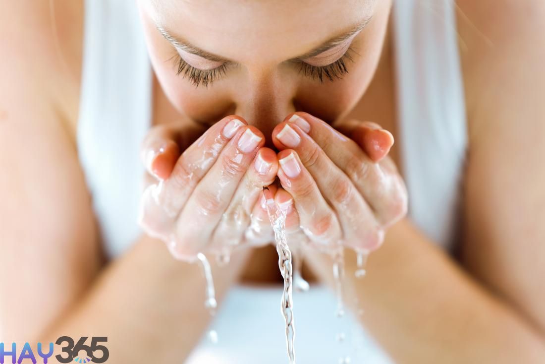 Rửa sạch mặt nạ ngủ sau khi thức dậy với nước ấm và sữa rửa mặt dịu nhẹ